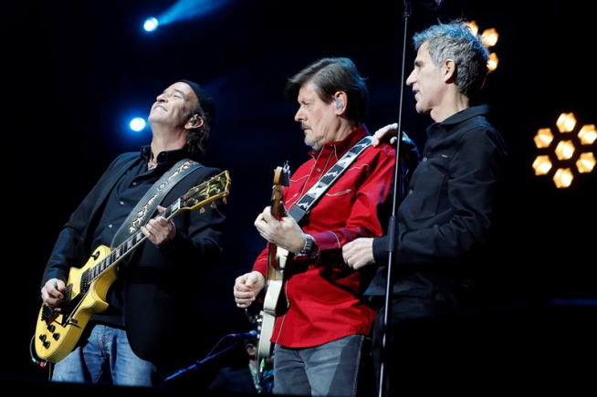 Concierto homenaje a Enrique Urquijo Álvaro Urquijo y Ramón Arroyo, de Los Secretos, con Mikel Erentxun, durante el concierto homenaje a Enrique Urquijo, en el Wizink Center de Madrid.